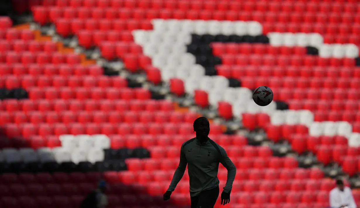 Siluet pemain Tottenham Hotspur, Mathys Tel saat melakukan latihan menjelang laga final Liga Europa 2024/2025 melawan Manchester United di Stadion San Mames, Bilbao, Spanyol, Selasa (20/05/2025) waktu setempat. (AP Photo/Manu Fernandez)