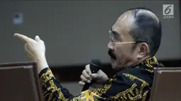 Terdakwa perkara merintangi penyidikan KPK pada kasus korupsi e-KTP, Fredrich Yunadi saat mengikuti sidang lanjutan di Pengadilan Tipikor, Jakarta, Kamis (24/5). Sidang memeriksa keterangan terdakwa. (Liputan6.com/Helmi Fithriansyah)