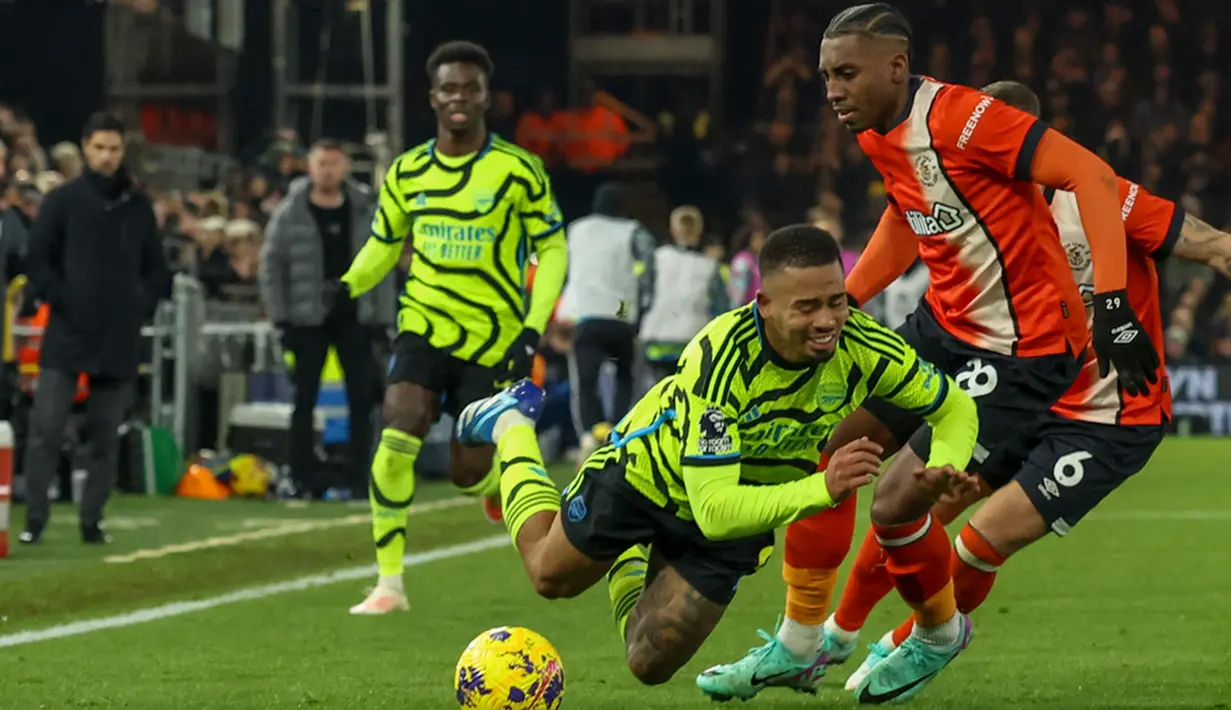 Laga sudah berlangsung seru sejak awal babak pertama. Menit ke-20, Arsenal sudah unggul usai Martinelli meneruskan assist Bukayo Saka. (AP Photo/Ian Walton)