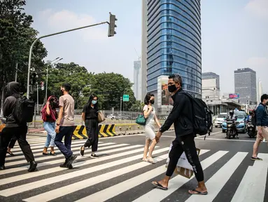 Sejumlah pegawai perkantoran di Jalan Sudirman, Jakarta, Rabu (29/7/2020). Penularan Covid-19 makin meluas dan kluster baru terus bermunculan sejak meningkatnya aktivitas warga. (Liputan6.com/Faizal Fanani)
