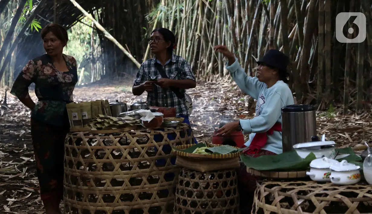 Penduduk lokal Desa Panglipuran menjajakan kudapan khas di Pasar Pelipur Lara, kawasan hutan bambu, Desa Penglipuran di Kabupaten Bangli, Bali, Rabu (16/8/2023). (Liputan6.com/Helmi Fithriansyah)