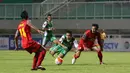 Pemain PS TNI, Erwin Ramdani  terjatuh saat dihadang pemain Barito Putra pada laga Torabika SC 2016 di Stadion Pakansari, Bogor, Jumat (22/7/2016). (Bola.com/Nicklas Hanoatubun)