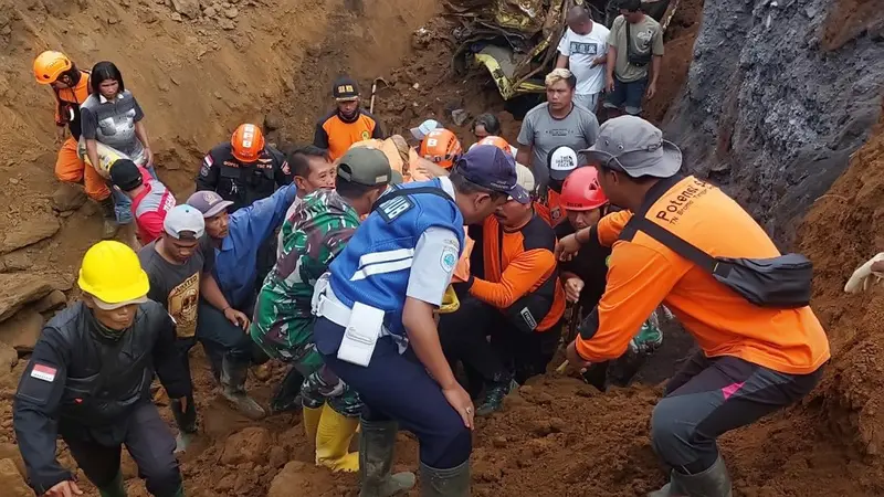 Proses evakuasi korban tambang pasir longsor di Lumajang. (Istimewa)