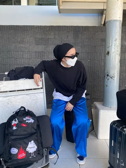 Gaya street style ala Sivi Azizah juga bisa jadi inpsirasi untuk nonton konser hingga festival musik. Oitfit yang dikenakan menghadirkan kesan nyaman dan orisinil, sempurna dikenakan setiap saat.