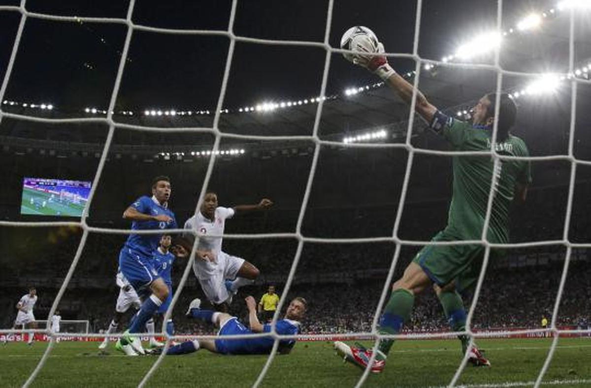  Skor kacamata Inggris-Italia berlanjut adu penalti