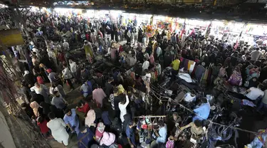 Orang-orang mengunjungi pasar untuk berbelanja untuk perayaan lebaran Idul Fitri 1444 Hijirah, di Karachi, Pakistan, Minggu, 16 April 2023. (AP Photo/Fareed Khan)