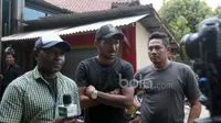 Alex Pulalo (kiri) dan Leonard Tupamahu (tengah) hadir di rumah duka, Achmad Kurniawan di Cijantung, (11/1/2017). (Bola.com/Nicklas Hanoatubun)
