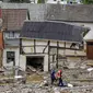 Rumah-rumah hancur terlihat di Schuld, Jerman, Kamis (15/7/2021). Banjir besar mengubah sungai dan jalan menjadi arus deras, menyapu mobil dan menyebabkan beberapa bangunan runtuh. .(AP Photo/Michael Probst)
