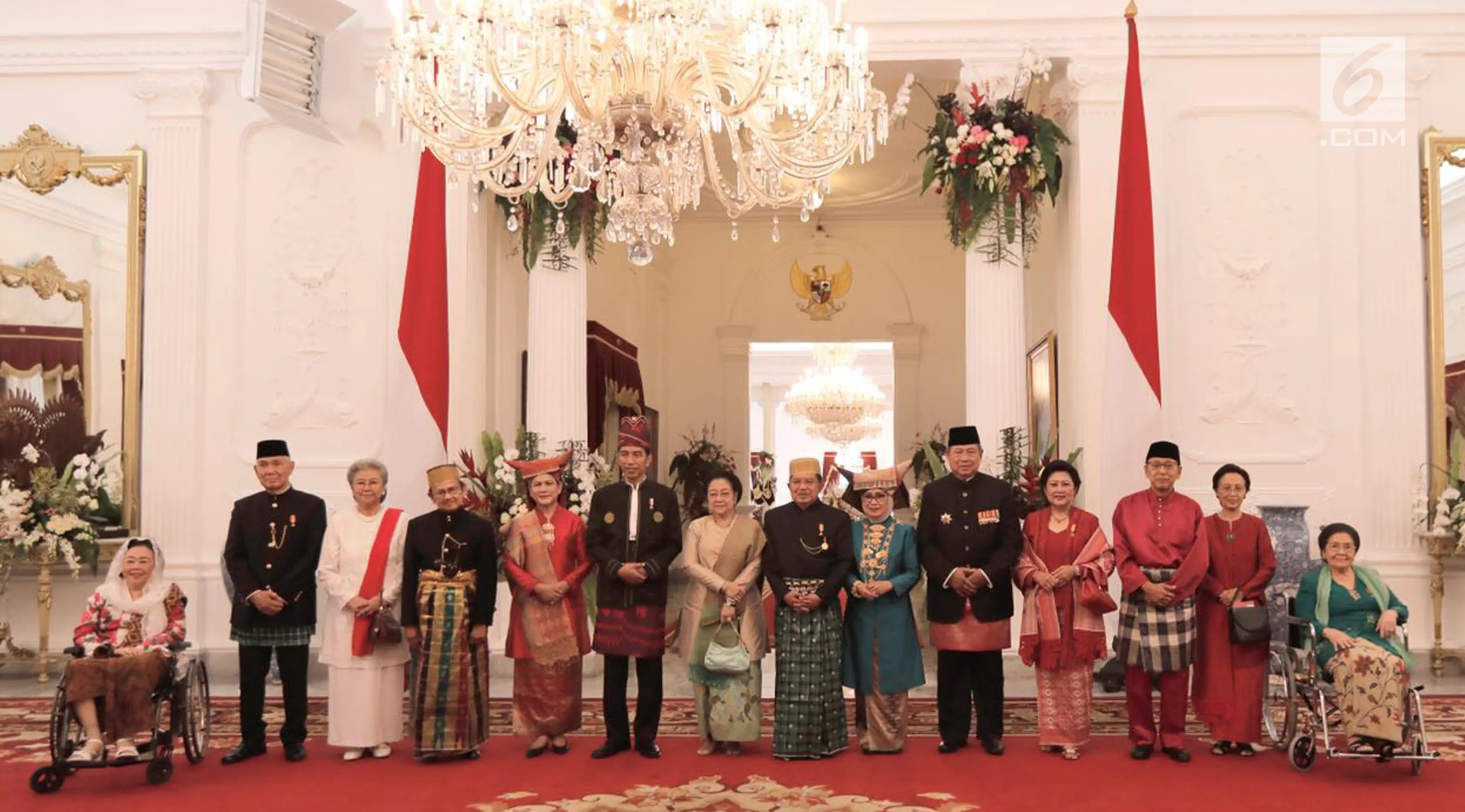 Presiden RI Joko Widodo (keenam dari kiri) foto bersama dengan mantan Presiden dan Wakil Presiden RI di Istana Merdeka sesudah Upacara HUT Kemerdakaan RI ke 72 di Istana Merdeka, Kamis (17/8). (Liputan6.com/via Anung Anindhito)