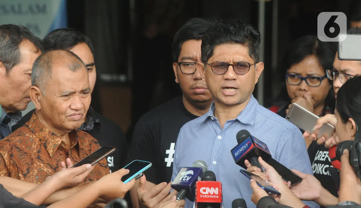Ketua KPK Agus Rahardjo, Wakil Pimpinan KPK Saut Situmorang, dan Wakil Pimpinan KPK Laode M Syarif memberikan keterangan di Gedung KPK, Jakarta, Rabu (20/11/2019). Atas nama pribadi, ketiganya akan menjadi pemohon ke MK dalam uji materi UU Nomor 19 Tahun 2019 tentang KPK. (merdeka.com/Dwi Narwoko)