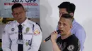 Pelaku penyenderaan Alchie Paray (kanan) berbicara kepada awak media di V-Mall, Manila, Filipina, Senin (2/3/2020). Kepada awak media, Alchie Paray mengatakan dirinya berada dalam kesedihan dan tekanan setelah dipecat dari pekerjaannya sebagai penjaga mal. (AP Photo/Aaron Favila)