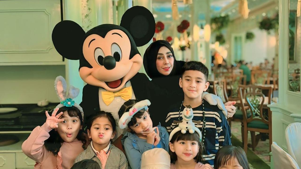 Kedekatan Amy Qanita dan Semua Cucunya Liburan di Hongkong, Penuh Kehangatan Jalan-Jalan Bareng