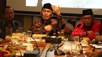 Ketua Umum Ikatan Cendekiawan Muslim Indonesia (ICMI) Jimly Asshiddiqie menerima kunjungan Sekjen DPP PDI Perjuangan Hasto Kristiyanto di kantor ICMI, Jakarta, Rabu (13/12). Kunjungan tersebut dalam rangka menjalin silaturahmi. (Liputan6.com/Angga Yuniar)