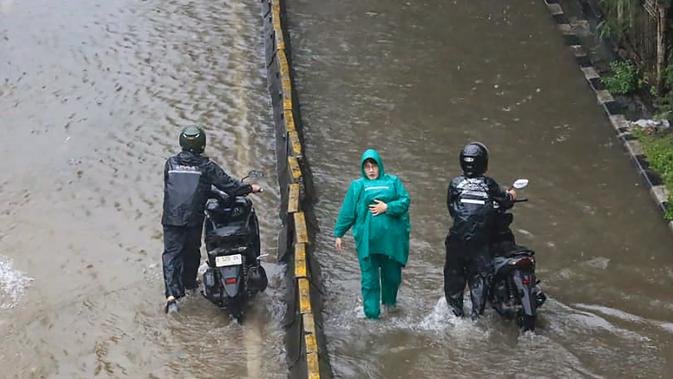 Badai Hujan Lumpuhkan Jakarta, 2.000+ Warga Mengungsi Akibat Banjir
