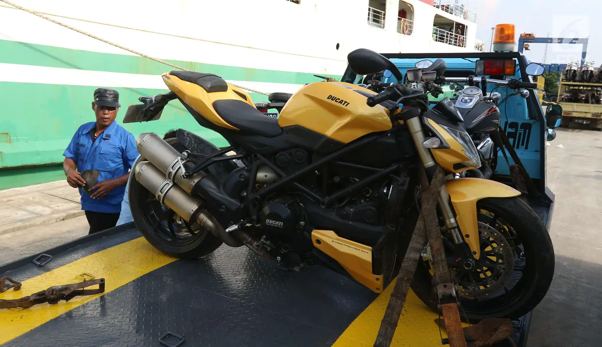Moge sitaan KPK dari Bupati Hulu Sungai Tengah nonaktif Abdul Latif tiba di Pelabuhan Tanjung Priok, Jakarta, Senin (19/3). Moge tersebut di antaranya BMW Motorrad, Ducati, Husberg TE 300, KTM 500 EXT, Harley Davidson (4 unit). (Liputan6.com/Angga Yuniar)