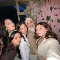 Hangatnya persahabatan pemain sinetron Mermaid in Love. Rayakan ulang tahun Rebecca Klopper dengan busana earth tone elegan. [@deswitamaharani80/@rklopperr].