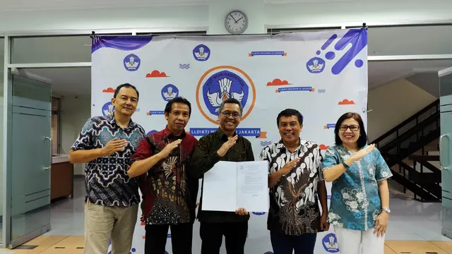 Kepala Lembaga Layanan Pendidikan Tinggi (LLDIKTI) III, Prof Toni Toharudin menyerahkan SK pengajuan transformasi dari ATVI menjadi Institut kepada Rektor IMDE