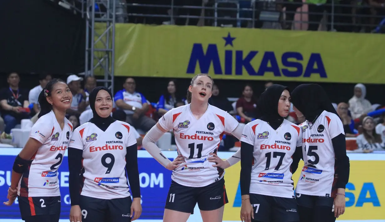 <p>Para pemain Jakarta Pertamina Enduro, Polina Shemanova (tengah) dkk menunggu hasil review video challenge saat menghadapi Jakarta Livin Mandiri pada laga seri ketiga putaran kedua PLN Mobile Proliga 2024 di GOR Ken Arok, Malang, Minggu (16/6/2024). Jakarta Pertamina Enduro menang 3-0 (25-19, 25-20, 25-18). (Dok. PBVSI)</p>