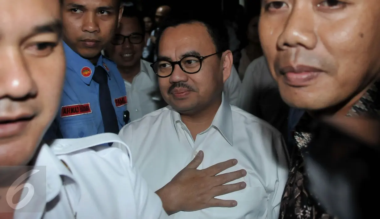 Menteri ESDM Sudirman Said (tengah) saat memasuki ruangan rapat di komplek Parlemen, Senayan, Jakarta,  (1/12). Rapat membahas Pengelolaan Anggaran TA 2015 dan TA 2016. (Liputan6.com/JohanTallo)