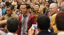 Presiden Jokowi berjalan diantara hadirin usai membuka pameran Trade Expo 2017 di ICE BSD, Tangerang Selatan, Rabu (11/10). Usai pembukaan, Jokowi langsung menuju area pameran produk-produk Indonesia. (Liputan6.com/Angga Yuniar)