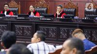 Ketua Mahkamah Konstitusi (MK), Suhartoyo (tengah hadap lensa) memimpin sidang perdana perselisihan hasil pemilihan Pilkada 2024 untuk panel 2 di Gedung Mahkamah Konstitusi, Jakarta, Rabu (8/1/2025). (Liputan6.com/Herman Zakharia)