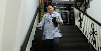 Anak Nia Daniati, baru saja menjalani pemeriksaan di Ditreskrimum Polda Metro Jaya, Jakarta Selatan, Selasa 1 Agustus 2017. Olivia Nathania atau yang akrab disapa Oi diperiksa terkait dugaan penggelapan. (Deki Prayoga/Bintang.com)