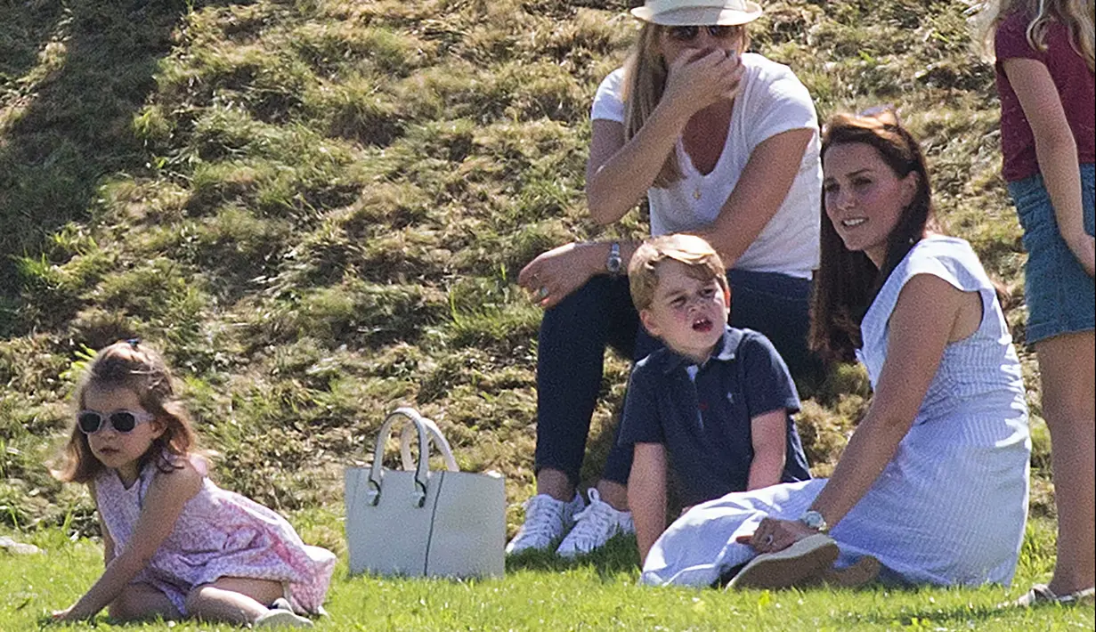 Kate Middleton bersama dua anaknya, Pangeran George dan Putri Charlotte mendukung Pangeran William yang bertanding untuk acara Maserati Royal Charity Polo Trophy selama Festival Polo di Beaufort Polo Club, Gloucestershire, Minggu (10/6). (AP Photo)