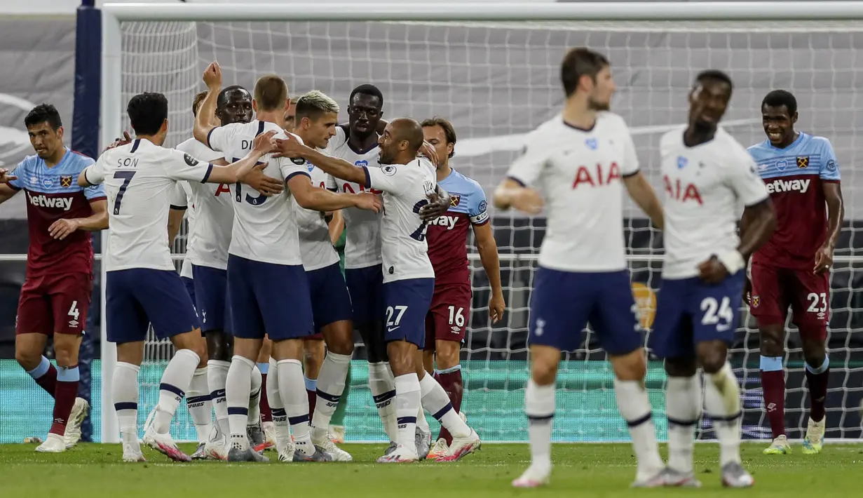 Para pemain Tottenham Hotspur merayakan gol ke gawang West Ham United pada laga Premier League di Stadion Tottenham Hotspur, Selasa (23/6/2020). Tottenham menang 2-0 atas West Ham. (AP/Kirsty Wigglesworth)