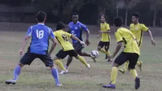 Pemain PBR, David Laly berusaha melewati hadangan para pemain Villa 2000 pada laga persahabatan jelang Piala Jenderal Sudirman di Lapangan ISCI, Jakarta, Kamis (5/10/2015). PBR berhasil menang 2-0. (Bola.com/Vitalis Yogi Trisna)