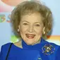 Aktris Betty White tiba di perayaan "CBS At 75" memperingati ulang tahun ke 75 HUT Jaringan CBS di Hammerstein Ballroom di New York City, (2/11/2003) (Evan Agostini / Getty Images)