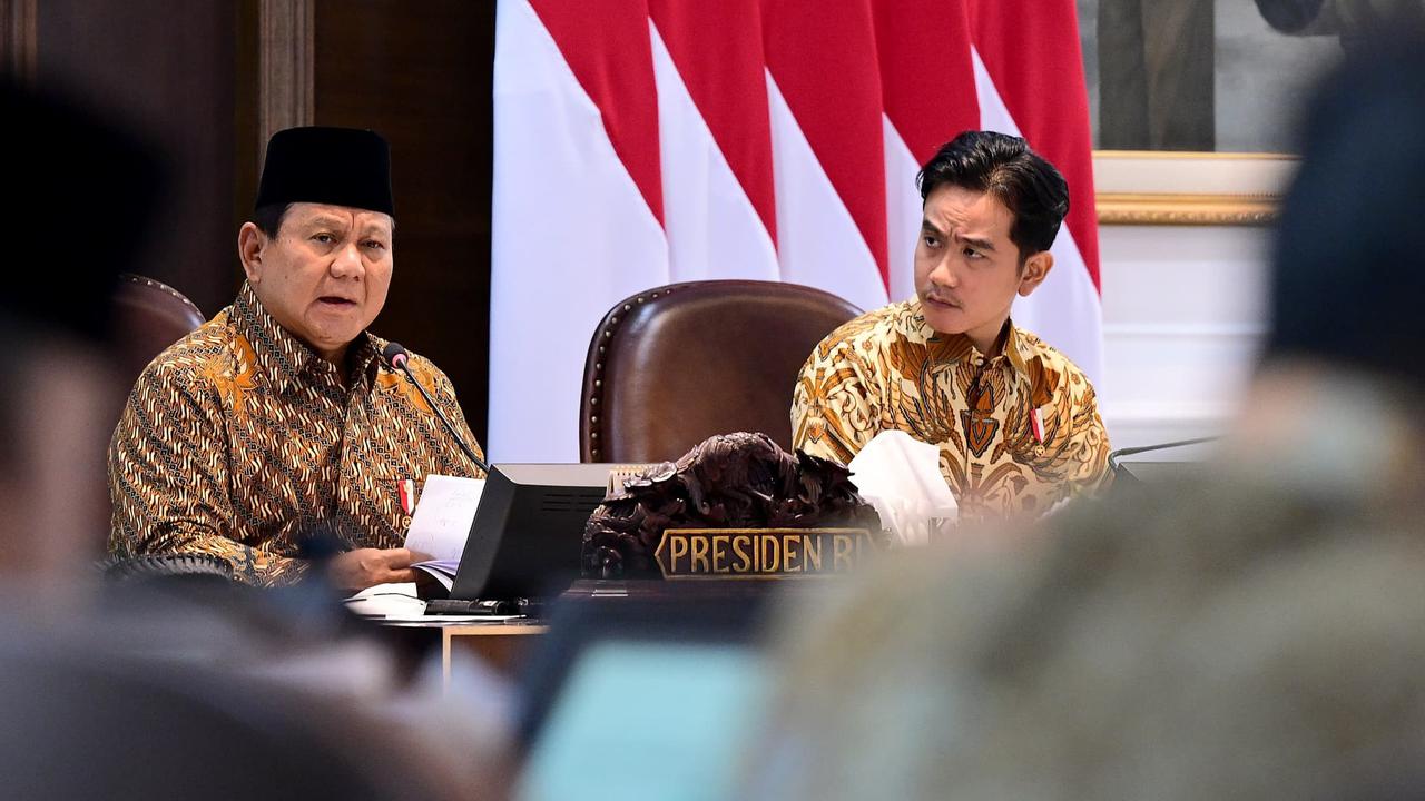 FOTO: Ekspresi Serius Gibran saat Prabowo Beri Peringatan Keras untuk Menteri di Sidang Kabinet Perdana