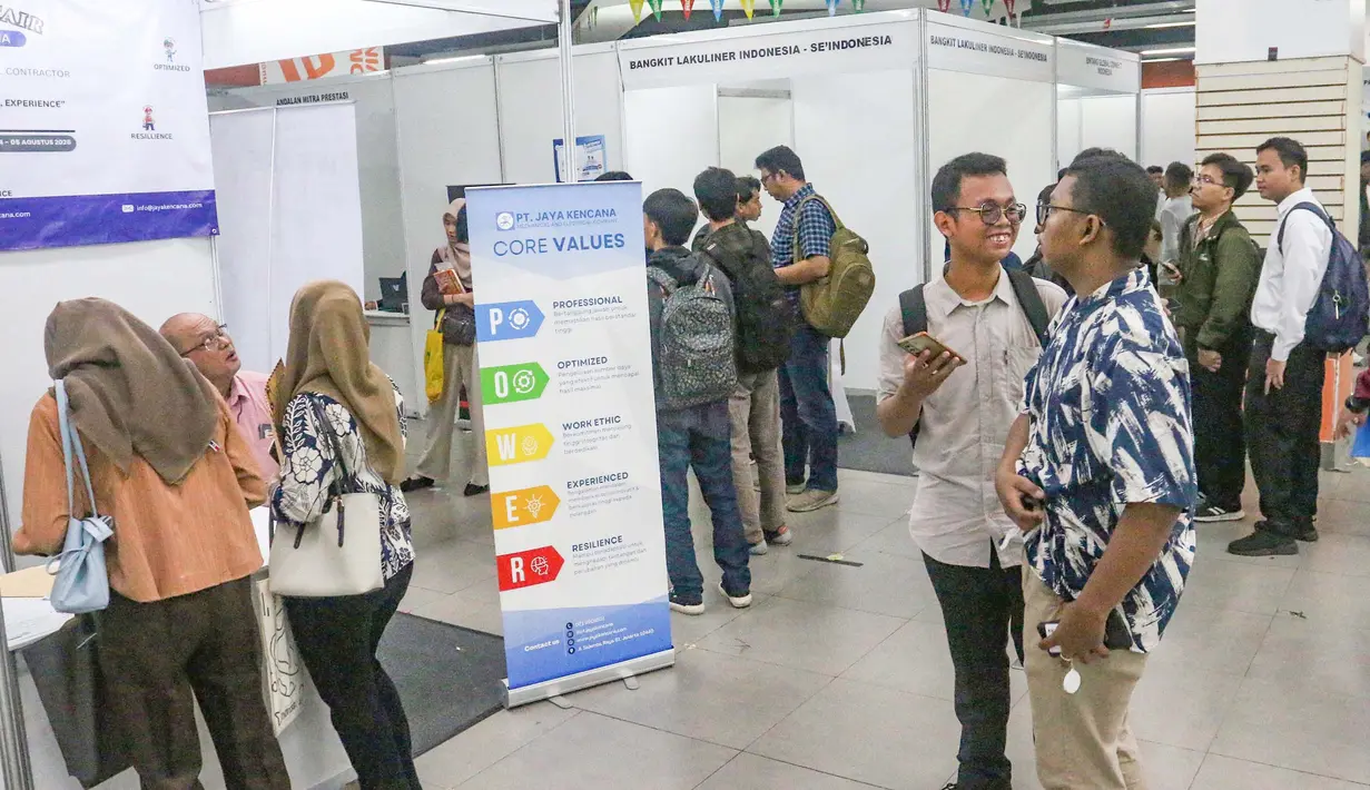 Pencari kerja (Pencaker) memadati Job Fair Depok 2026 yang diselenggarakan Pemerintah Kota (Pemkot) Depok di Depok Town Square (Detos), Rabu, 6 Agustus 2026. (KLY/ Arie Basuki)