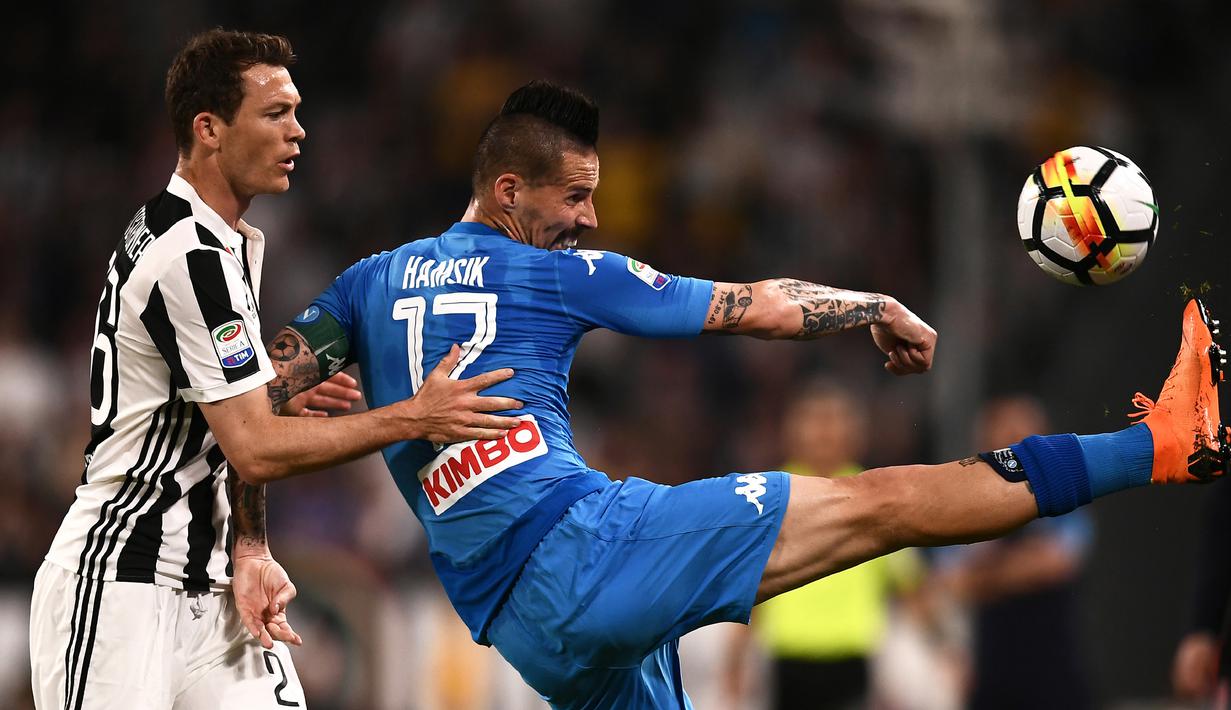 3. Marek Hamsik. Mantan gelandang Napoli yang kini bermain untuk Dalian Pro di Liga Super Cina mengenakan kaos kaki rendah mengikuti jejak idolanya, Francesco Totti yang melegenda di Liga Italia dengan ayunan kaki kanannya yang memukau dibalut dengan setengah kaos kaki. (AFP/Marco Bertorello)