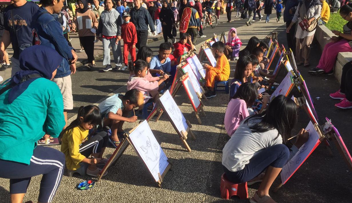 <p>Anak-anak sedang lomba mewarnai Maskot Piala Dunia 2022 La'eeb di Bekasi, Sabtu (20/11/2022). (Dok. SCM)</p>