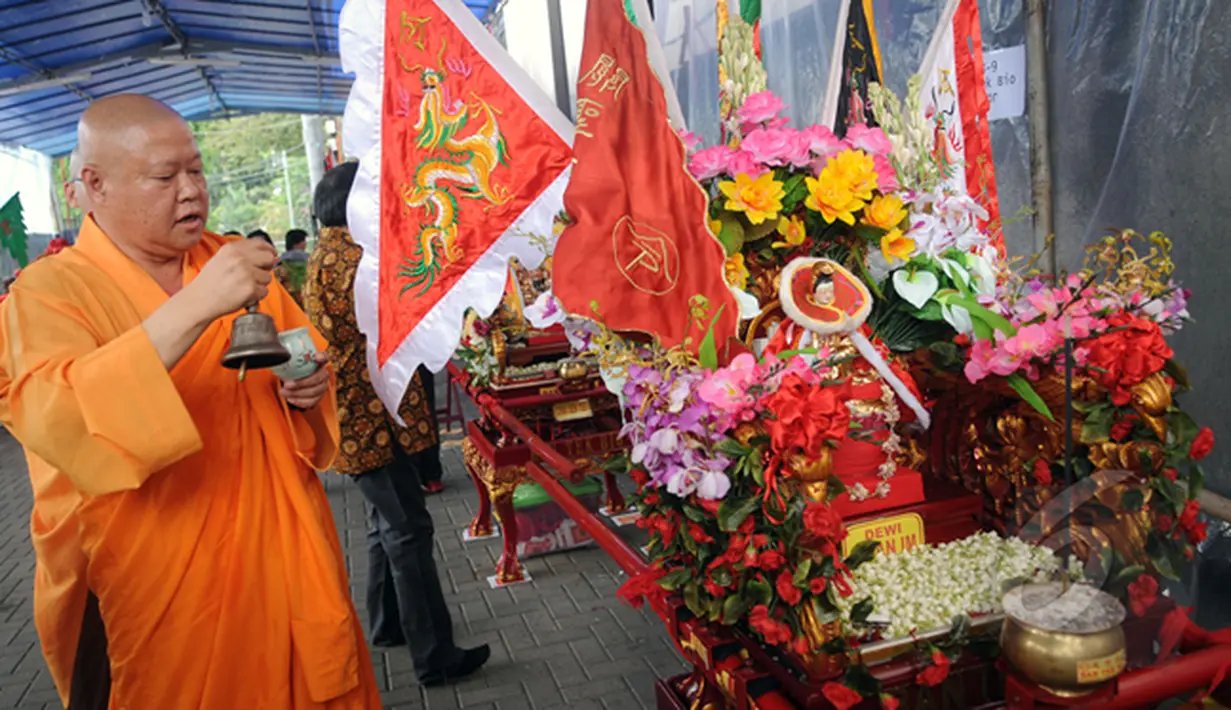 Pemimpin umat Buddha memberikan pemberkatan pada patung dewi yang ada di sekitar Vihara Dhanagun, Bogor, Jawa Barat, Kamis (5/3/2015). Presiden Jokowi akan membuka pesta rakyat Kota Bogor dalam rangka perayaan Cap Go Meh. (Liputan6.com/Helmi Fithriansyah)
