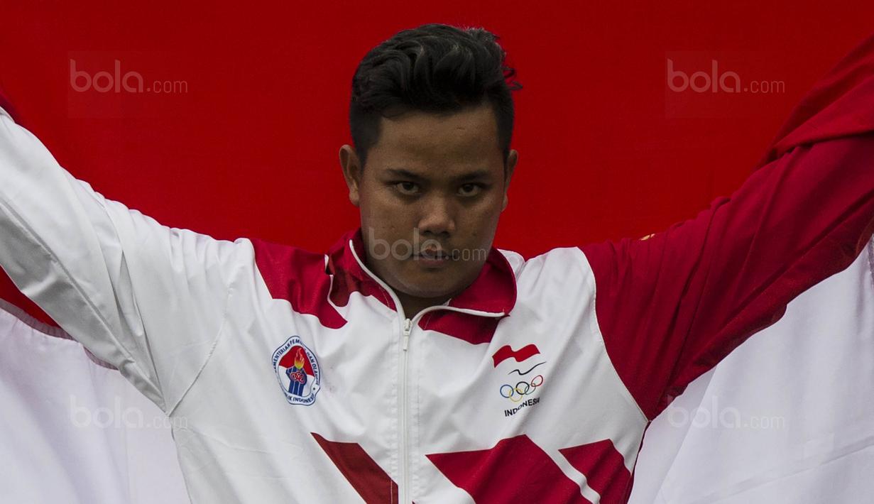 Pepanah Indonesia, Prima Wisnu, merayakan kemenangan saat final SEA Games cabang panahan nomor compound di National Sports Council, Kuala Lumpur, Rabu (16/8/2017). Dirinya meraih emas setelah mengalahkan Malaysia. (Bola.com/Vitalis Yogi Trisna)