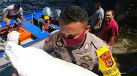 Dengan menempuh jalur laut menggunakan speed boat, 3 personil Polri menyalurkan bansos kepada warga Kampung Nameng, Sabtu (30/5/2020).