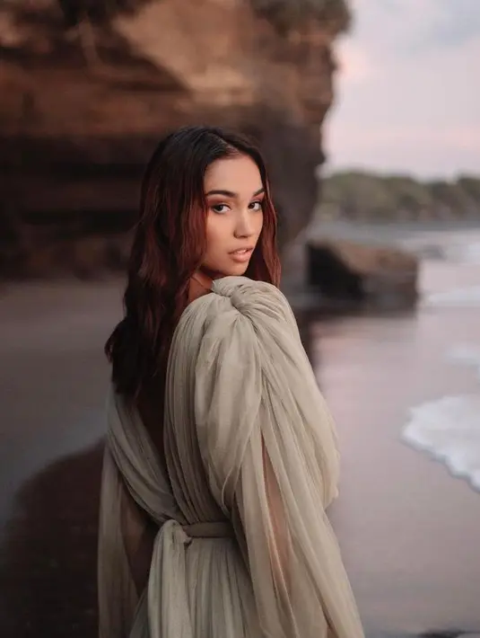 Sophia Rogan merupakan ratu kecantikan yang lahir di Whitehaven, Inggris, 28 Februari 2022. Ayahnya adalah orang Inggris, dan ibunya orang Indonesia. (Instagram/thesophiarogan).