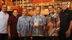 Putra almarhum Presiden ke-3 RI BJ Habibie Ilham Akbar Habibie (tengah) foto bersama dengan sejumlah pengurus PWI seusai penyerahan anugerah Bapak Kemerdekaan Pers Indonesia kepada almarhum BJ Habibie di Jakarta, Senin (16/9/2019). (Liputan6.com/Angga Yuniar)