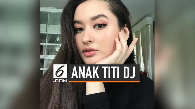 Stephanie Poetri, putri bungsu Titi DJ yang tengah menjadi sorotan. Parasnya yang cantik membuatnya dijuluki Kareena Kapoor versi Indonesia. Bukan cuma cantik, Stephanie juga memiliki suara yang merdu lho. Nih buktinya!