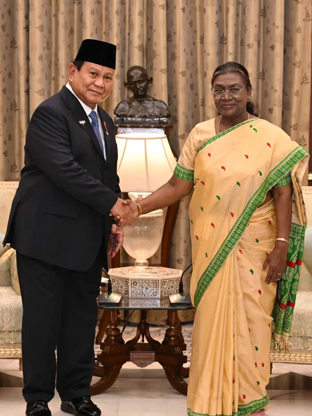Presiden India Droupadi Murmu menerima lawatan Presiden Indonesia Prabowo Subianto di Istana Rashtrapati Bhavan. (X @rashtrapatibhvn)