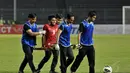 Gelandang Timnas Indonesia U-23, Fandi Eko Utomo harus keluar lapangan akibat tacling keras saat berlaga melawan Rep. Dominika, Kamis (15/5/14). (Liputan6.com/Andrian M Tunay)