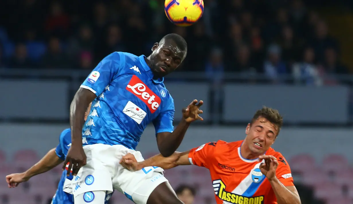 2. Kalidou Koulibaly - Dianggap sebagai salah satu bek terbaik di Serie A Italia bahkan dunia. Terlebih lagi United krisis bek yang konsisten tampil tangguh di belakang.  (AFP/Carlo Hermann)