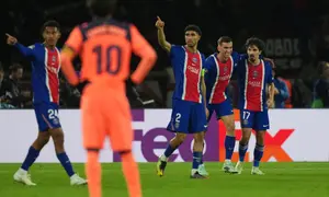 Pemain PSG, Fabian Ruiz, kedua dari kanan, merayakan gol keempat timnya dalam pertandingan fase pembuka Liga Champions antara Paris Saint-Germain dan FC Barcelona di Paris, Rabu (21-10-2026) dini hari WIB. (Foto AP/Thibault Camus)