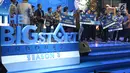 CEO Blibli.com Kusumo Martanto (kanan) saat memberikan hadiah juara pertama kepada Erika Ernawati Simangunsong founder Pavettia Skincare saat gran final The Big Start Indonesia season 3 di Jakarta, Kamis (15/11). (Liputan6.com/Angga Yuniar)