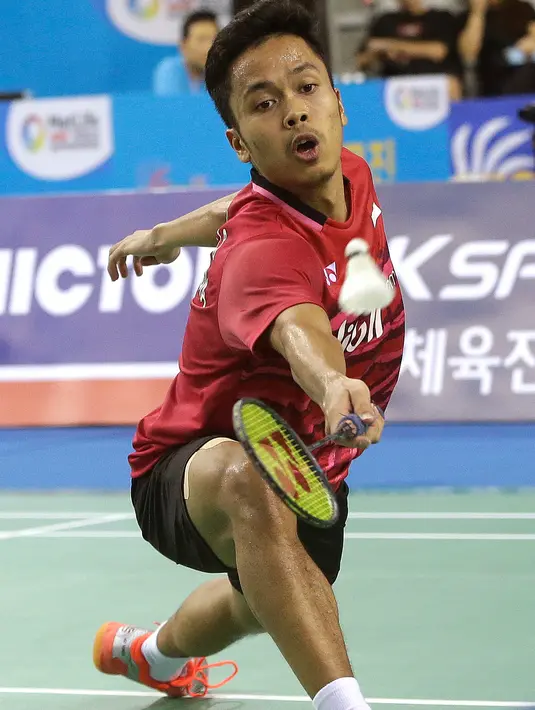 Tunggal putra Indonesia, Anthony Sinisuka Ginting mengembalikan bola ke arah rekan senegaranya Jonatan Christie pada final Korea Terbuka 2017, Minggu (17/9). Anthony Sinisuka Ginting memenangkan laga perang saudara, 21-13, 19-21, 22-20 (AP/Ahn Young-joon)