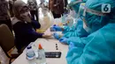 Petugas mengambil sampel darah Wakil Ketua KPK, Lili Pintauli Siregar saat rapid test COVID-19 di Gedung KPK, Jakarta, Kamis (4/6/2020). Rapid test itu diikuti sekitar 2.000 orang di lingkungan Komisi Pemberantasan Korupsi (KPK) menjelang kenormalan baru atau new normal. (merdeka.com/Dwi Narwoko)