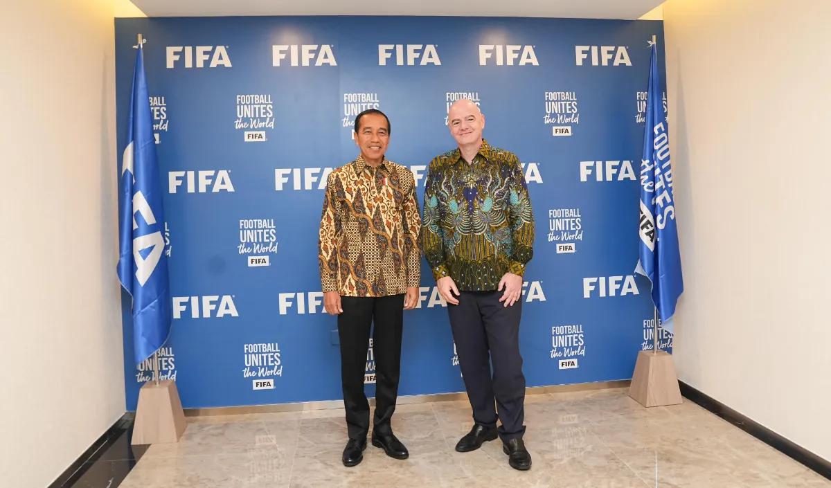 "Serta memfasilitasi pertukaran pengetahuan dan pengalaman antara Indonesia dengan komunitas sepak bola dunia," tutur Jokowi.