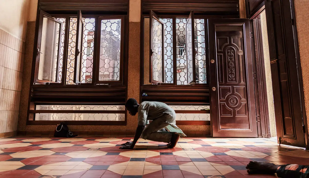 Seorang pemuda berdoa di dalam Masjid Raya Lagos di Lagos pada 8 Maret 2024. (Benson Ibeabuchi/AFP)