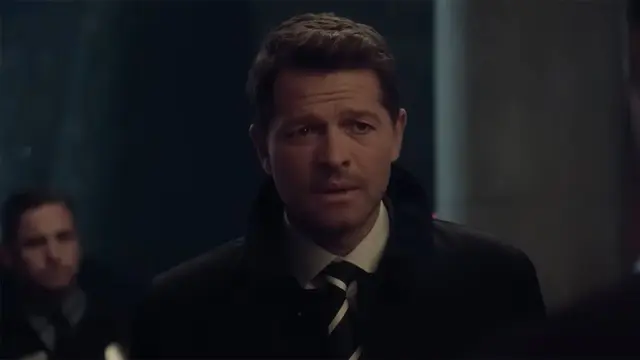 Misha Collins sebagai Harvey Dent alias Two-Face di serial Gotham Knights